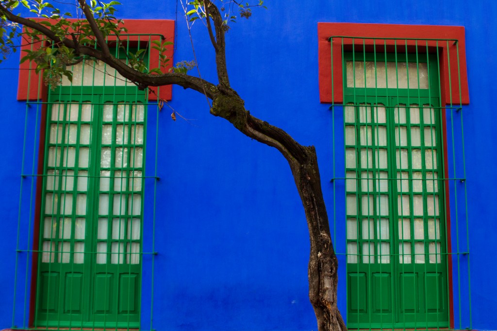 A beautiful image of the Casa Azul (blue house) in Coyoacán, Mexico - Luxury Escapes
