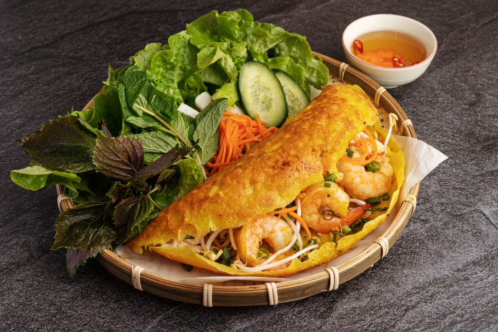 Banh xeo is a must-try Hoi An street food that is iconic in south Vietnam – Luxury Escapes
