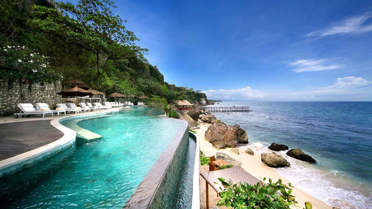 From a hydrotherapy pool to a two-tier river pool, AYANA has your wildest swimming dreams covered - Luxury Escapes