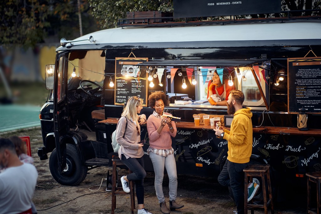 People standing out the front of a USA foodtruck in Portland and experiencing the foodie culture of the USA - Luxury Escapes